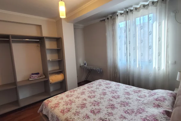 Shtepi me qera Apartament ne Tirane, 3+1, Mobilimi E mobiluar, Pagesa 1,100  Euro.