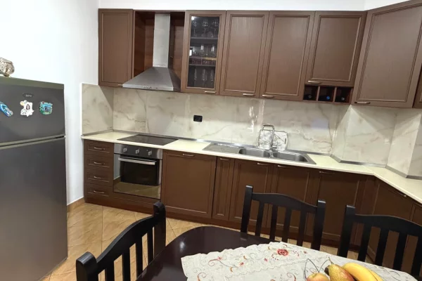 Shtepi me qera Apartament ne Tirane, 2+1, Mobilimi E mobiluar, Pagesa 55,000  Leke.