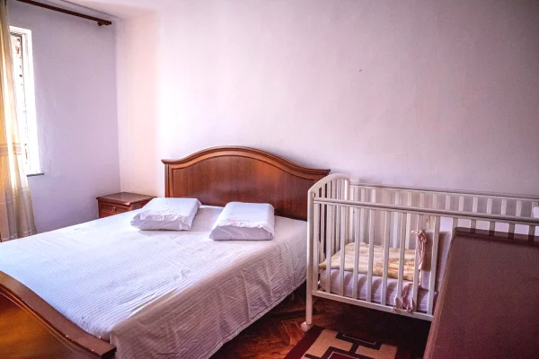 Shtepi me qera Apartament ne Tirane, 2+1, Mobilimi E mobiluar, Pagesa 60,000  Leke.