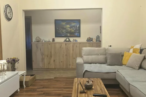 Shtepi ne shitje Apartament ne Tirane, 2+1, Mobilimi E mobiluar, Pagesa 23,900,000  Leke.