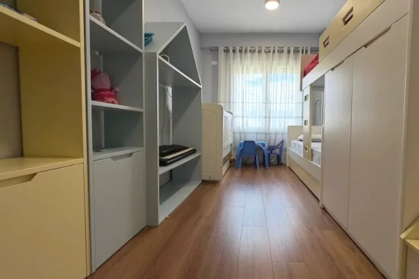 Shtepi me qera Apartament ne Tirane, 2+1, Mobilimi E mobiluar, Pagesa 1,200  Euro.