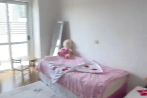Shtepi ne shitje Apartament ne Tirane, 2+1, Mobilimi E mobiluar, Pagesa 15,000,000  Leke.