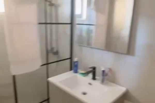 Shtepi ne shitje Apartament ne Tirane, 2+1, Mobilimi E mobiluar, Pagesa 15,000,000  Leke.