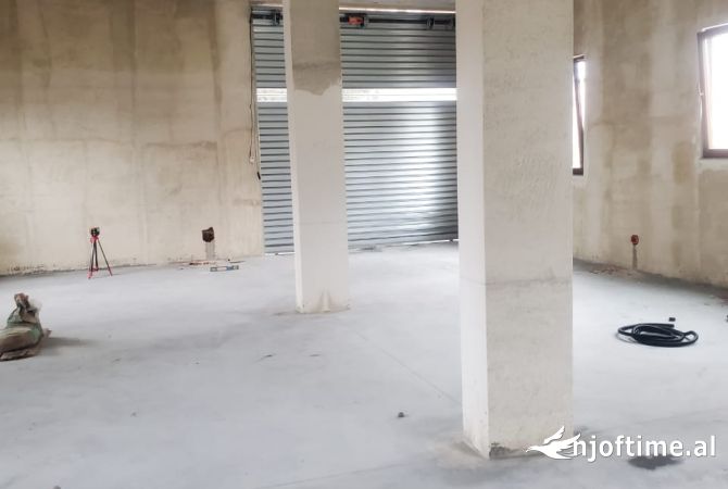 Ambiente Commerciale in Affitto 4+1 a Tirana - 520 Euro