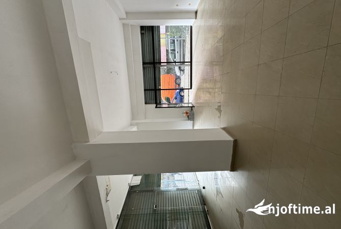 Ambjent biznesi me qera ne yzberisht prane Nela6, Cmimi 800 Euro