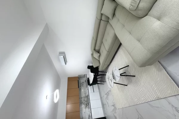 Apartament per qira 1+1 tek Astiri prane rrethit cmimi 45000 leke