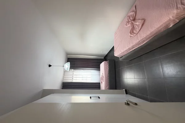Shtepi ne shitje Apartament ne Tirane, 2+1, Mobilimi E mobiluar, Pagesa 115,000  Euro.