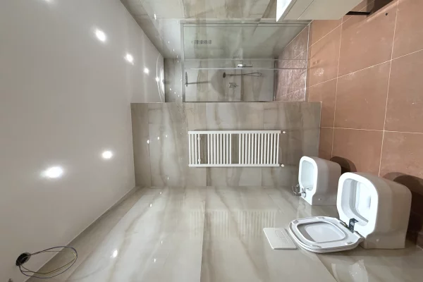 Shtepi ne shitje Apartament ne Tirane, 3+1, Mobilimi Bosh, pa mobiluar, Pagesa 180,000  Euro.