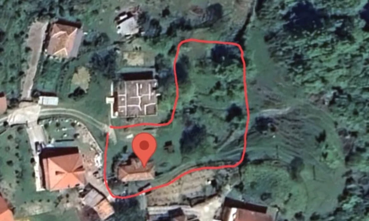 Shitet 1700 m2 toke dhe 250 m2 truall ne peze helmes, 50 milion leke