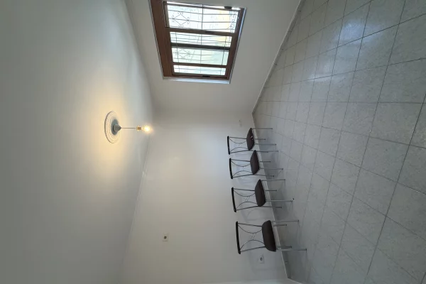 Shtepi ne shitje Apartament ne Tirane, 1+1, Mobilimi Pjeserisht e mobiluar, Pagesa 70,000  Euro.