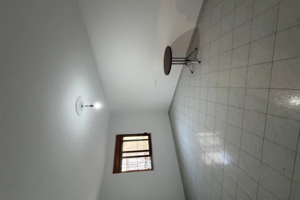 Shtepi ne shitje Apartament ne Tirane, 1+1, Mobilimi Pjeserisht e mobiluar, Pagesa 70,000  Euro.