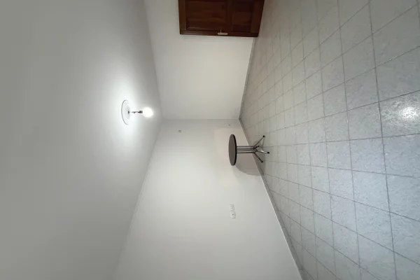 Shtepi ne shitje Apartament ne Tirane, 1+1, Mobilimi Pjeserisht e mobiluar, Pagesa 70,000  Euro.