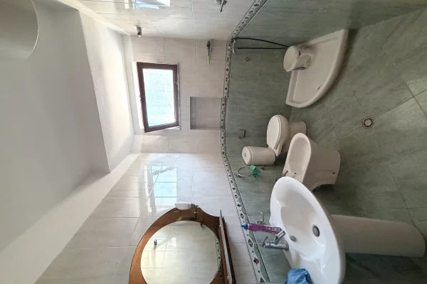 Shtepi ne shitje Apartament ne Tirane, 1+1, Mobilimi Pjeserisht e mobiluar, Pagesa 70,000  Euro.