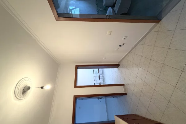 Shtepi ne shitje Apartament ne Tirane, 1+1, Mobilimi Pjeserisht e mobiluar, Pagesa 70,000  Euro.