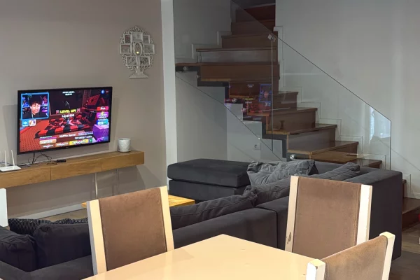 Shtepi me qera Duplex(shtepi me 2 kate) ne Tirane, 2+1, Mobilimi E mobiluar, Pagesa 550  Euro.