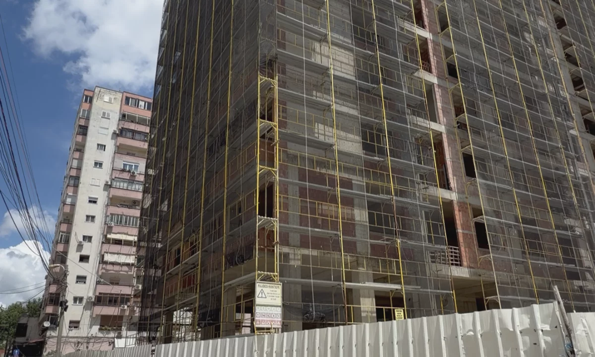 Shtepi ne shitje Apartament ne Tirane, 1+1, Mobilimi Bosh, pa mobiluar, Pagesa 130,000  Euro.