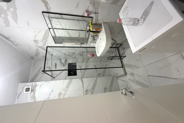 Shtepi me qera Apartament ne Tirane, 2+1, Mobilimi E mobiluar, Pagesa 80,000  Leke.
