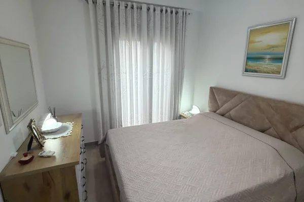 Shtepi me qera Apartament ne Tirane, 2+1, Mobilimi E mobiluar, Pagesa 65,000  Leke.