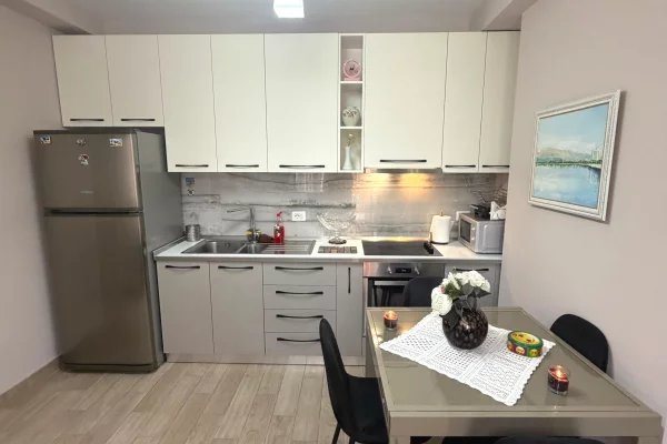 Shtepi me qera Apartament ne Tirane, 2+1, Mobilimi E mobiluar, Pagesa 65,000  Leke.