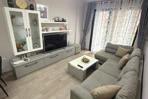 Shtepi me qera 2+1 ne Tirane - 65,000 Leke