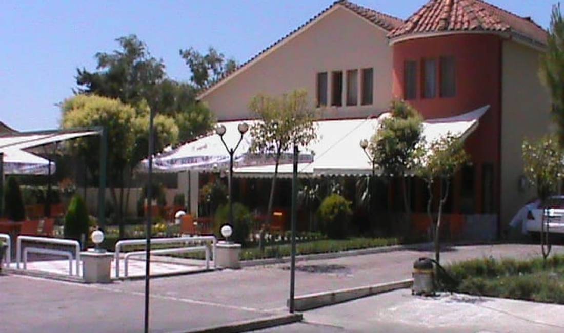 Shitet hotel+ truall ne Rinas , Ideal per investim 