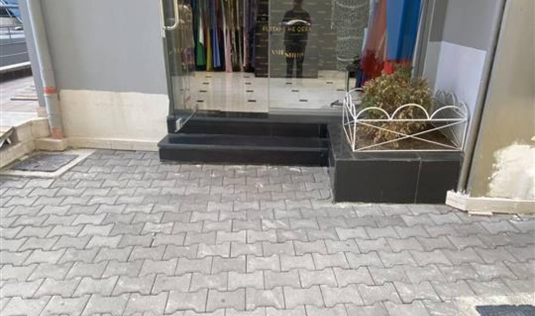 Shitet dyqan ne rrugen e Kosovareve, prane Dyqanit te Alketes