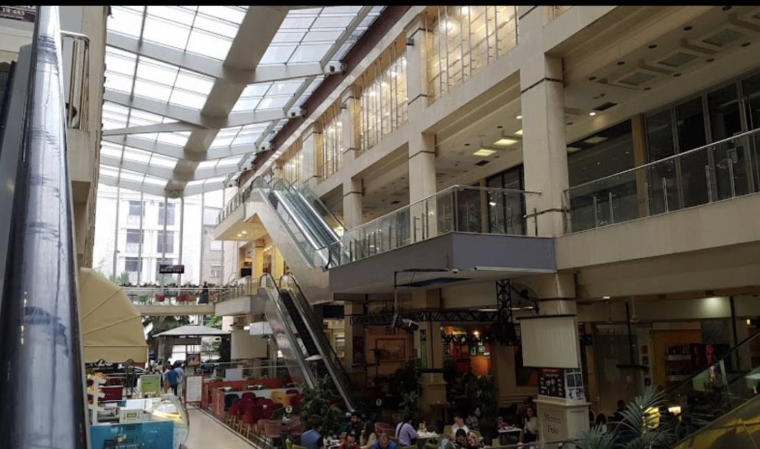 Shitet dyqan tek Galeria ne Qender , ish Kinema 17 Nentori