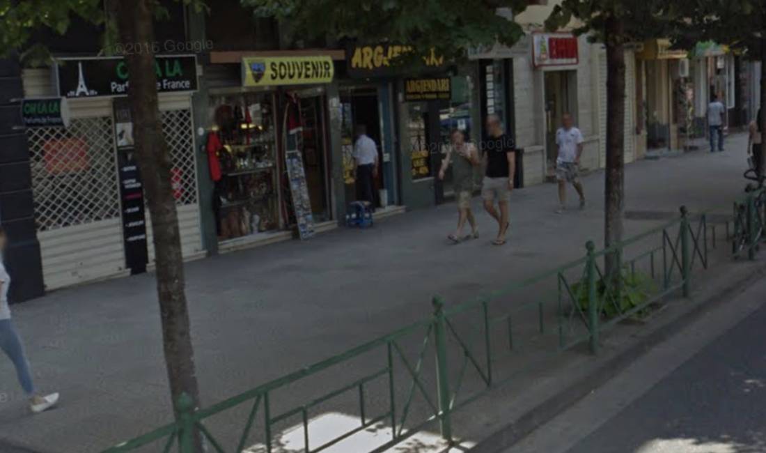 Shitet dyqan perballe ish Ambasades Jugosllave , rruga Durresit 