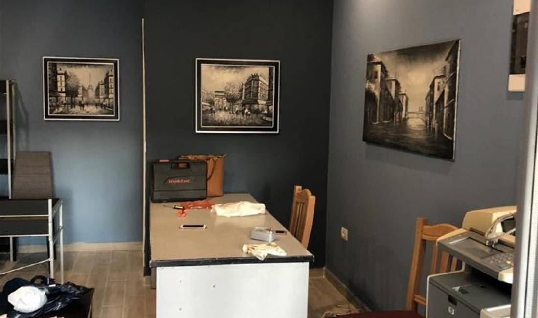 Shitet dyqan tek komuna e Parisit , prane Qendres Kristal , kompleks Pallatesh