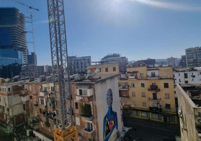 Jepet apartament 2+1 me qera tek Kafe Flora , pallat i ri ne Perfundim