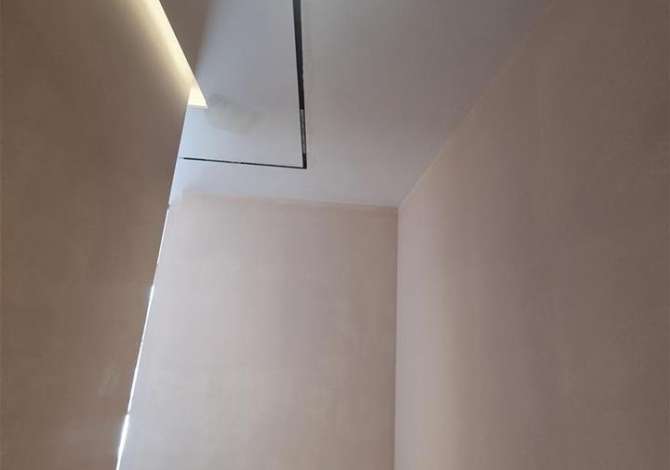 Jepet apartament 2+1 me qera tek Kafe Flora , pallat i ri ne Perfundim