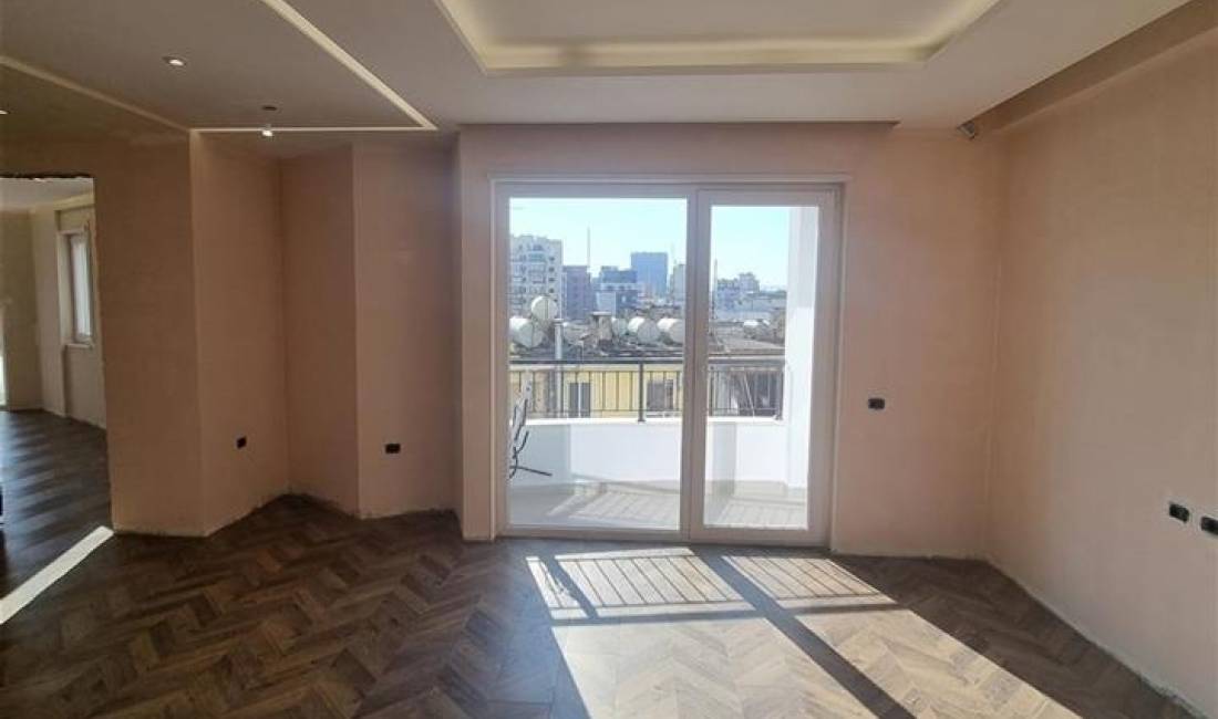 Jepet apartament 2+1 me qera tek Kafe Flora , pallat i ri ne Perfundim