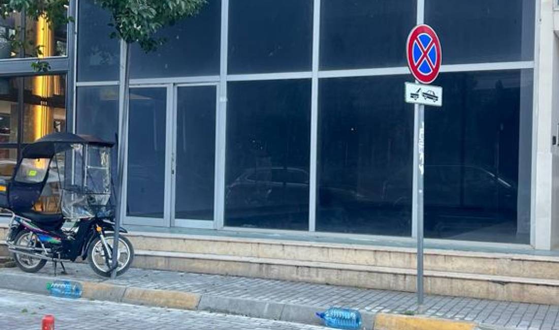 Jepet dyqan 120 m2 , 5,5m i larte tek Usluga , stacioni trenit 