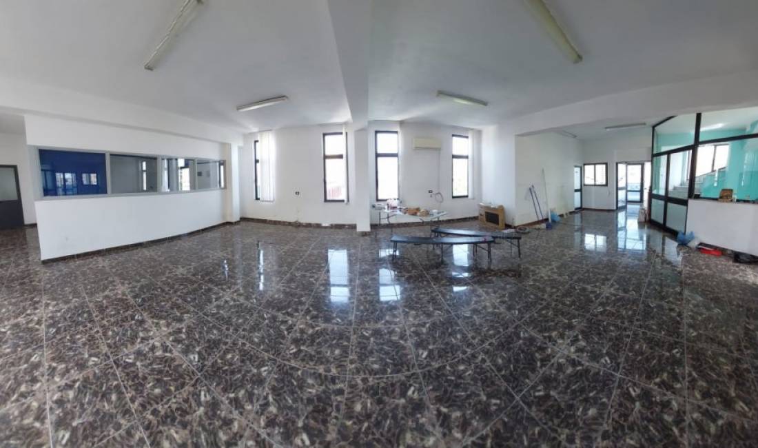 Jepet ambjent per zyra tek rr Durresit , buze rruge 