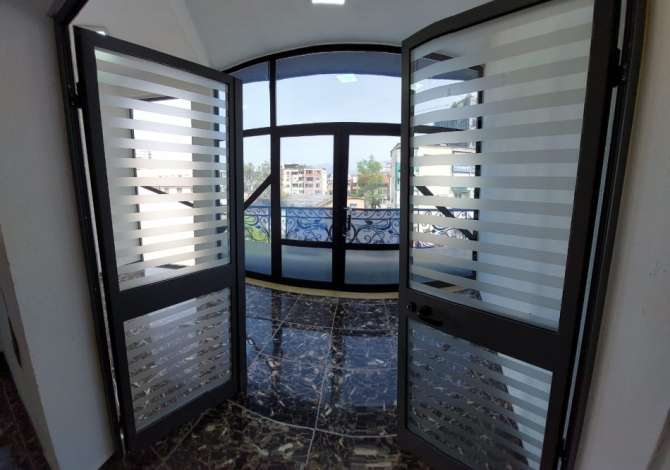 Ambient biznesi me qera 3+1 ne Tirane - 1,000 Euro