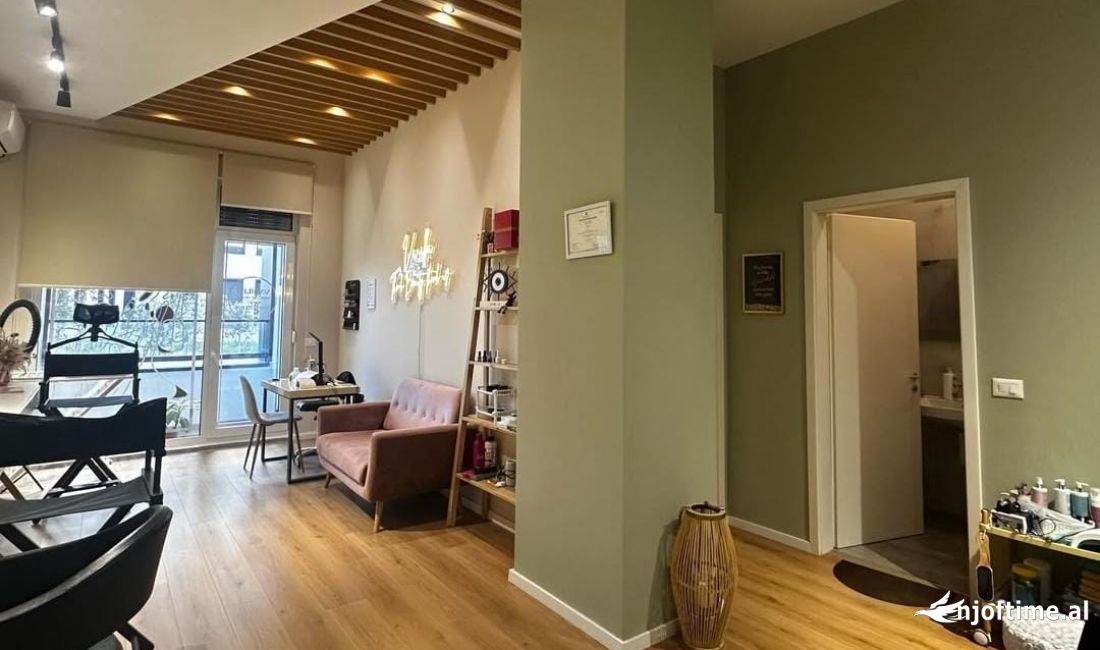 Jepet super ambjent biznesi me qera , per estetik i mobiluar ose bosh