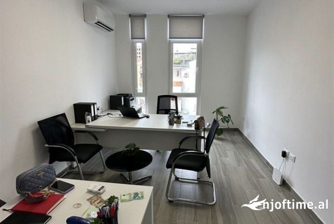 Ambiente Commerciale in Affitto 3+1 a Tirana - 450 Euro