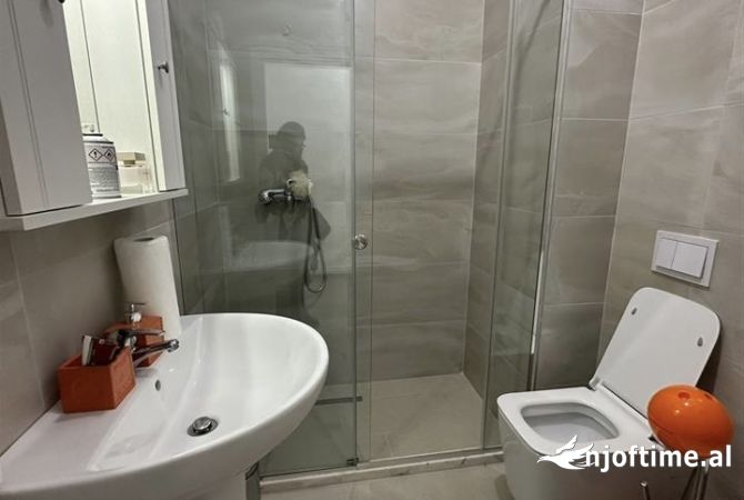 Ambiente Commerciale in Affitto 3+1 a Tirana - 450 Euro
