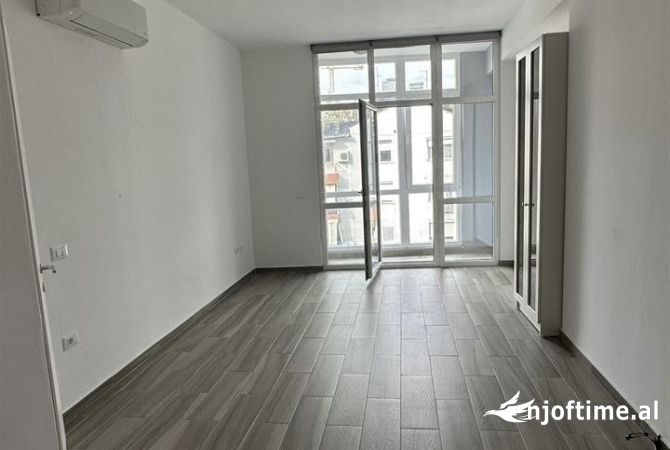 Ambiente Commerciale in Affitto 3+1 a Tirana - 450 Euro