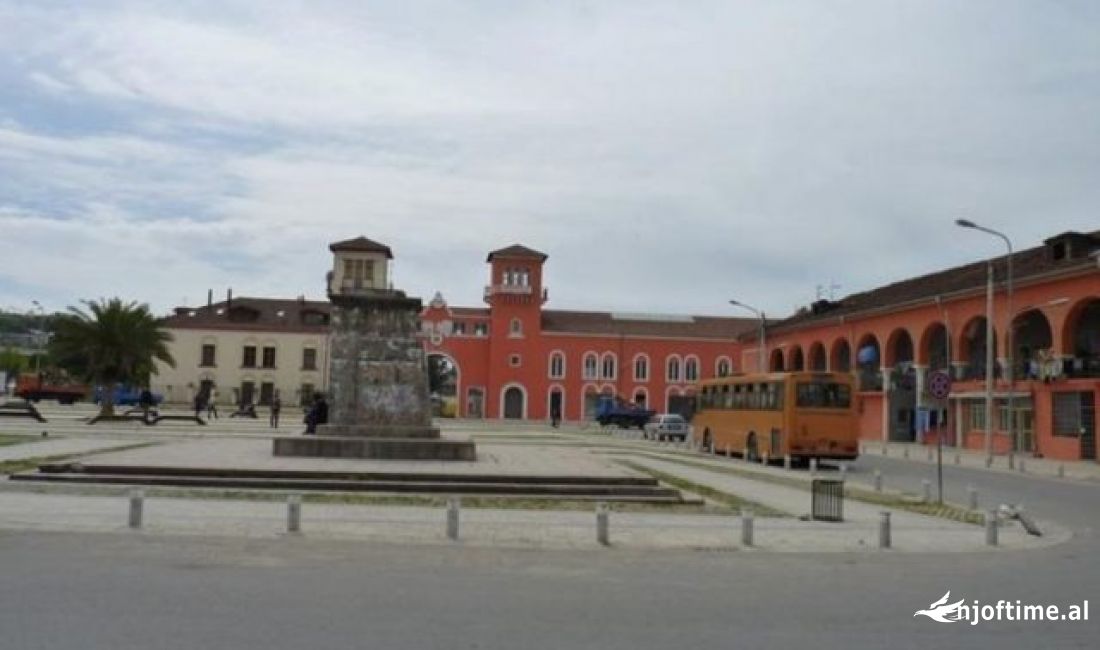 Jepet super ambjent ne kombinat , rruge kryesore i pershtatshem per shkolle , klinike , zyra etj 