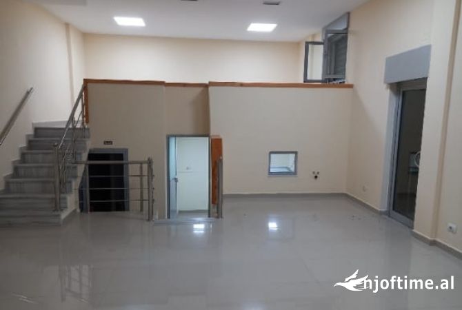 Ambiente Commerciale in Affitto 1+1 a Tirana - 70,000 Leke