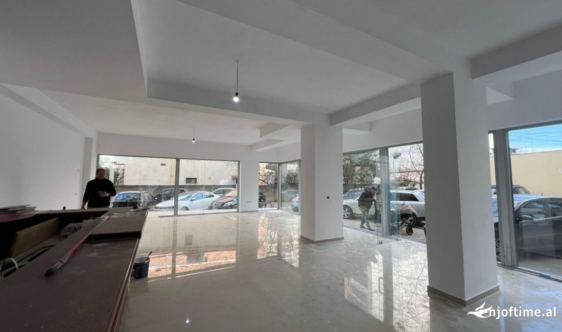 Jepet dyqan 112 m2 me qera ne Astir , ne pallat ne kend me vizualitet total nga rruga 