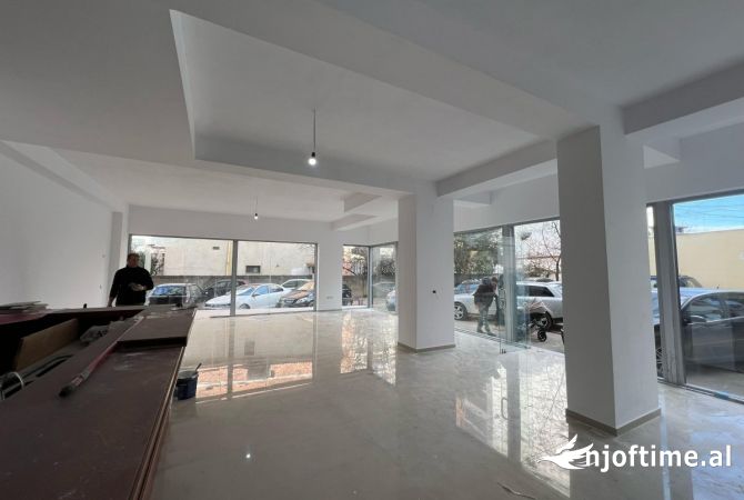 Ambiente Commerciale in Affitto 1+1 a Tirana - 1,000 Euro