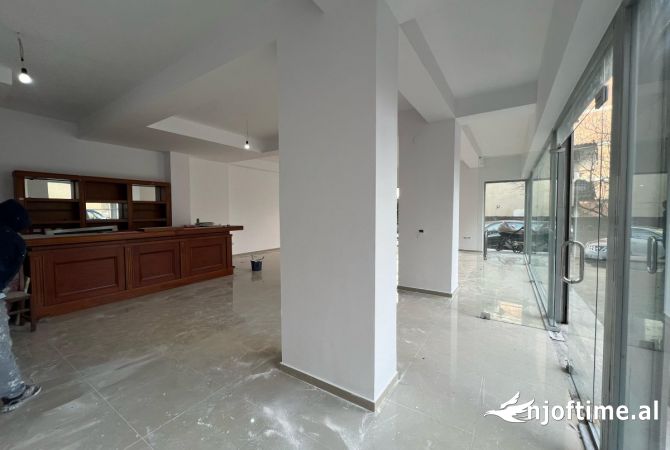Ambiente Commerciale in Affitto 1+1 a Tirana - 1,000 Euro