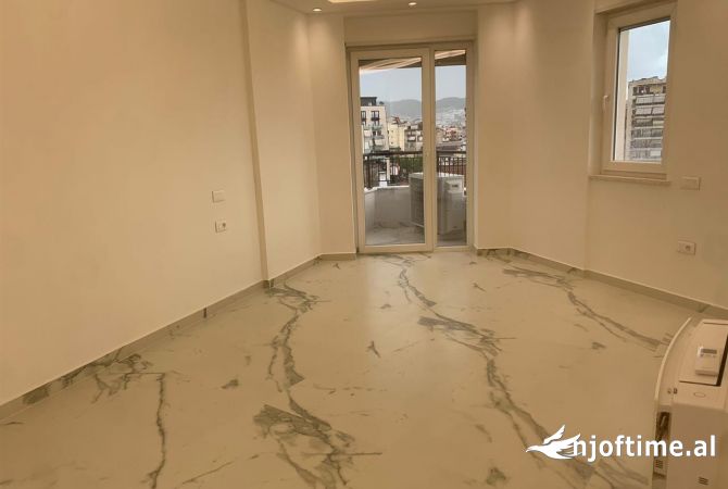 Ambiente Commerciale in Affitto 3+1 a Tirana - 1,000 Euro