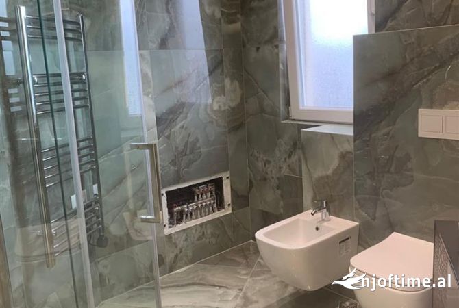 Ambiente Commerciale in Affitto 3+1 a Tirana - 1,000 Euro