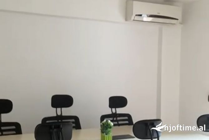 Ambiente Commerciale in Affitto 3+1 a Tirana - 1,000 Euro