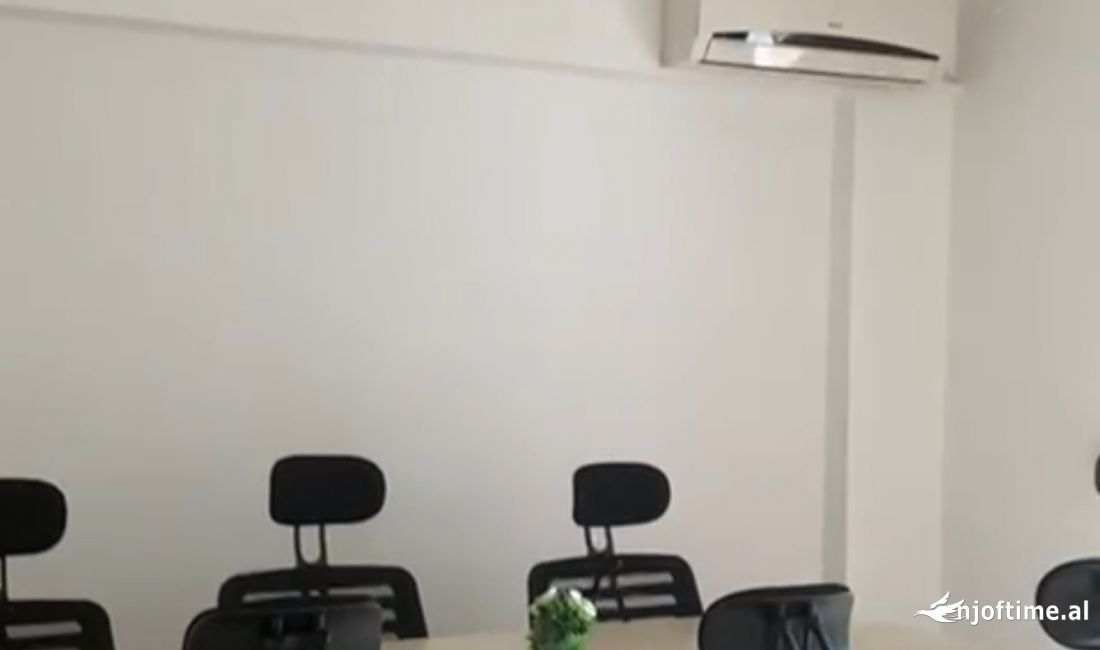 Jepet super ambjent biznesi i mobiluar me qera ne qender te Tiranes , 9 kateshet 