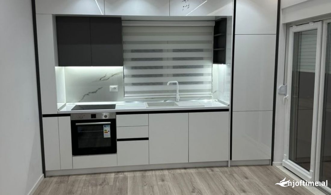 Super apartament 2+1 i pershtatshem per zyra ne zemer te bllokut , pamje nga rruga kryesore