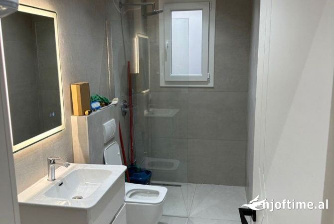 Super apartament 2+1 i pershtatshem per zyra ne zemer te bllokut , pamje nga rruga kryesore